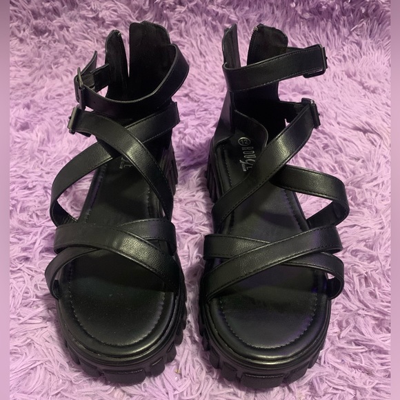 Size 12 strappy platform sandle. Black - Picture 2 of 6
